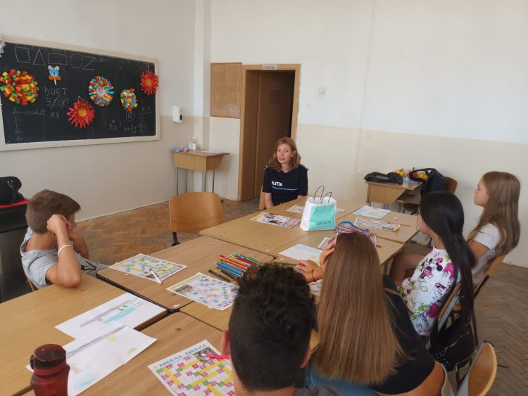 Poliţiştii şi elevii de la Școala Gimnazială „Vasile Alecsandri” din Baia Mare, despre prevenirea consumului de droguri