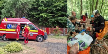 Motociclist de 41 de ani, salvat dintr-o pădure din Firiza