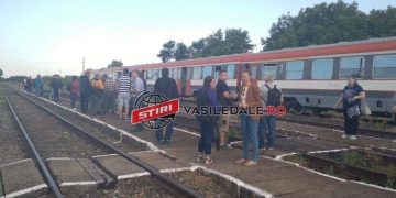 Navetiştii, luaţi în derâdere de CFR. Trenul Jibou – Baia Mare, întârzieri zilnice. Oamenii se tem să nu-şi piardă locurile de muncă