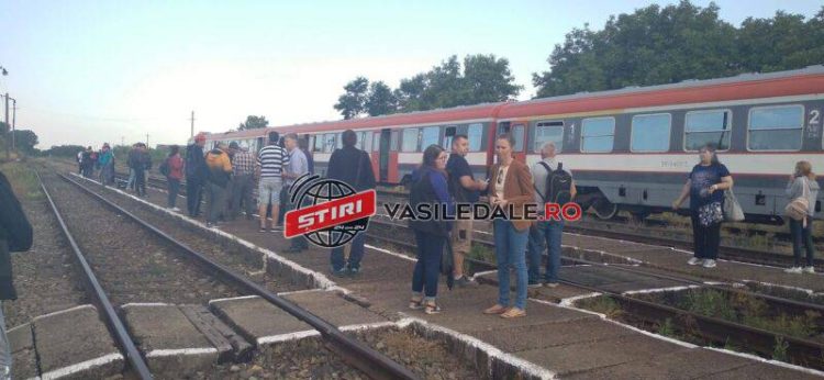 Navetiştii, luaţi în derâdere de CFR. Trenul Jibou – Baia Mare, întârzieri zilnice. Oamenii se tem să nu-şi piardă locurile de muncă