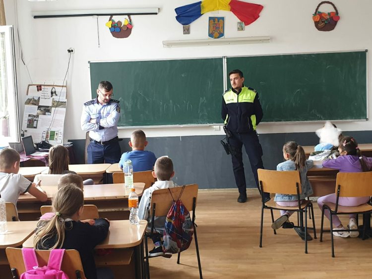 Polițiștii maramureșeni alături de copiii aflaţi în tabăra de vară de la Rozavlea