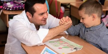 VEȘTI BUNE PENTRU BĂIMĂRENI – A început distribuirea tabletelor, laptopurilor și a tablelor inteligente în școlile din Baia Mare