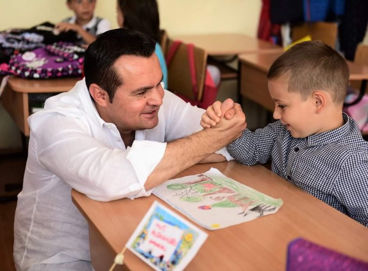 VEȘTI BUNE PENTRU BĂIMĂRENI – A început distribuirea tabletelor, laptopurilor și a tablelor inteligente în școlile din Baia Mare