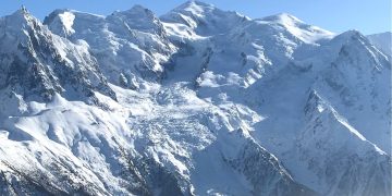 5 români s-au făcut de râs în Franța: ”echipați” cu pălării de paie, teniși și șorturi au vrut să urce pe Mont Blanc