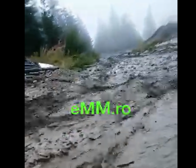 Drumuri distruse de torenți. Natura o ia razna