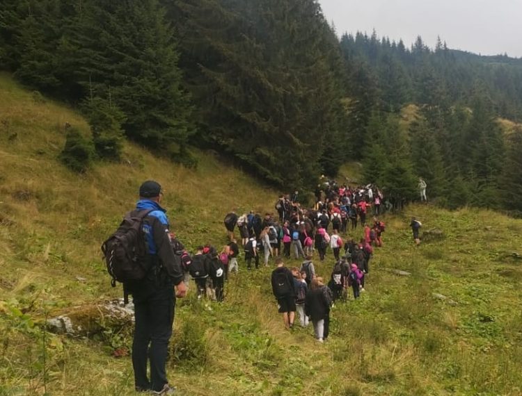 Jandarmii montani din Borșa, alături de copiii participanţi la Tabăra de Vară Alpină