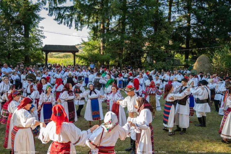 Joc la şură la Suciu de Sus duminică, 4 septembrie