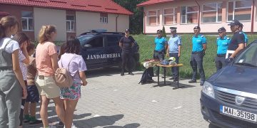 Întâlnire între jandarmii maramureşeni şi copiii aflaţi în tabăra de vară de la Rus