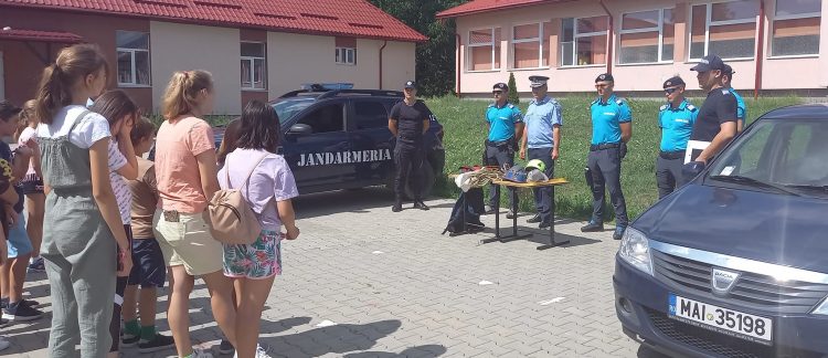 Întâlnire între jandarmii maramureşeni şi copiii aflaţi în tabăra de vară de la Rus