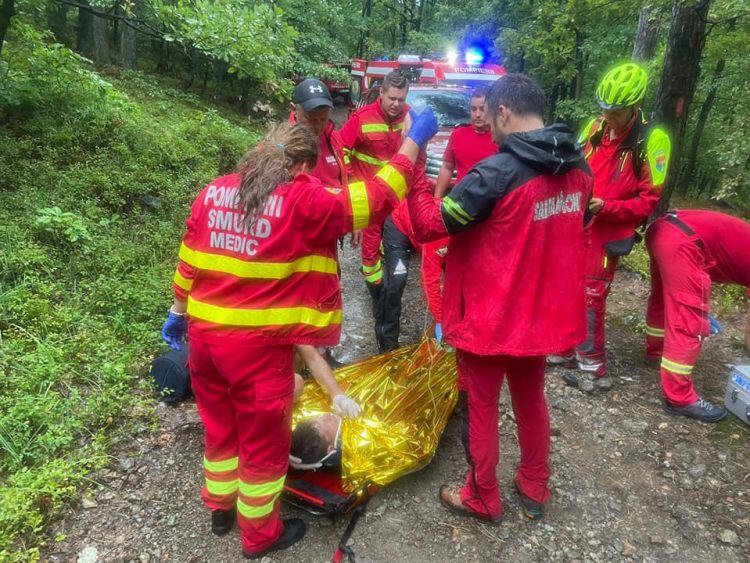 Tânăr cu convulsii, salvat de salvamontiştii maramureşeni de la Lacul Albastru