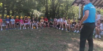 Vacanţă în siguranţă. Jandarmii maramureşeni, în dialog cu copiii aflaţi la școala de vară „Fiii Maicii Domnului” din Cernești 