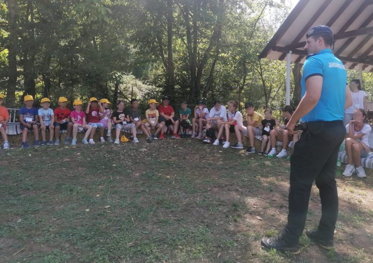 Vacanţă în siguranţă. Jandarmii maramureşeni, în dialog cu copiii aflaţi la școala de vară „Fiii Maicii Domnului” din Cernești
