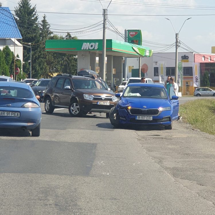 Accident la Dura. Trafic îngreunat