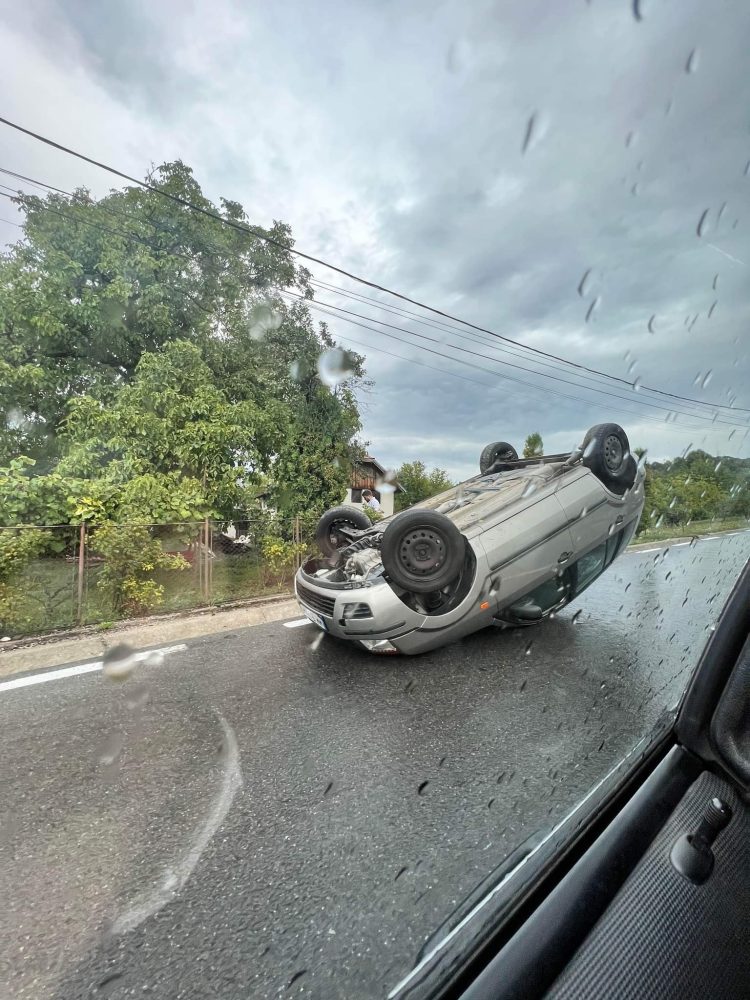 Accident în Baia Sprie. Un autoturism a fost pus pe plafon