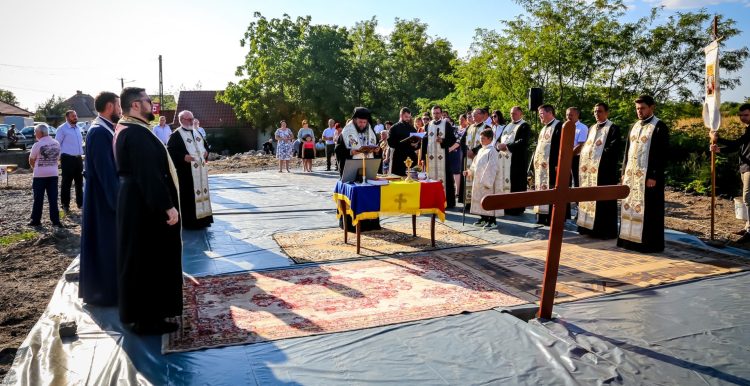 PS Timotei Sătmăreanul a pus piatra de temelie pentru noua biserică din Parohia Petea