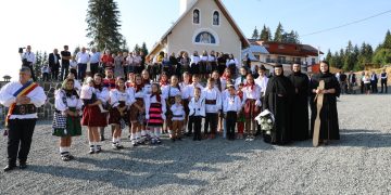 Sărbătoare la Izvoare; PS Iustin: „Ospeţele exagerate ucid sfinţenia din noi, viaţa morală, principiile, pacea casei, armonia, omenia, demnitatea umană”