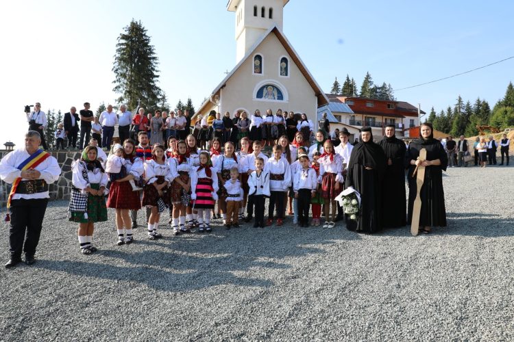 Sărbătoare la Izvoare; PS Iustin: „Ospeţele exagerate ucid sfinţenia din noi, viaţa morală, principiile, pacea casei, armonia, omenia, demnitatea umană”