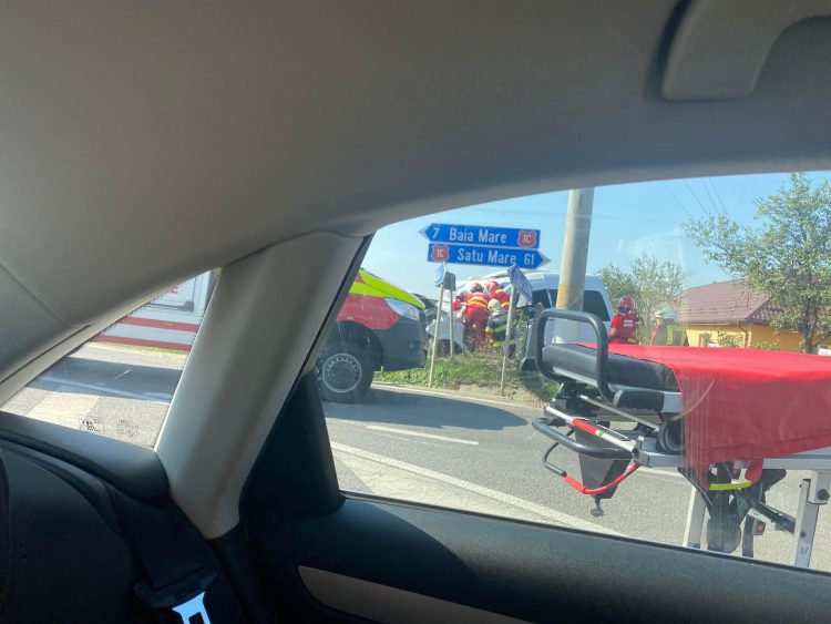 Imagini de la accidentul din Tăuții Măgherăuș: O victimă este încarcerată