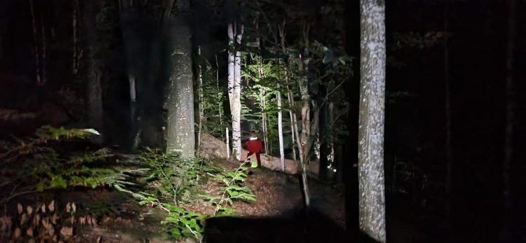 Un bunic de 78 de ani din județ este de negăsit. Zeci de persoane au periat zona în care a dispărut