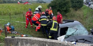 Doi soţi şi-au pierdut viaţa într-un teribil accident, după ce maşina în care se aflau s-a izbit de un cap de pod