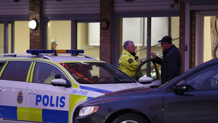 O femeie și un copil au fost împușcați la un loc de joacă din Suedia