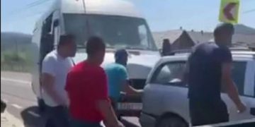 Accident în Petrova. Impact între un microbuz și un autoturism