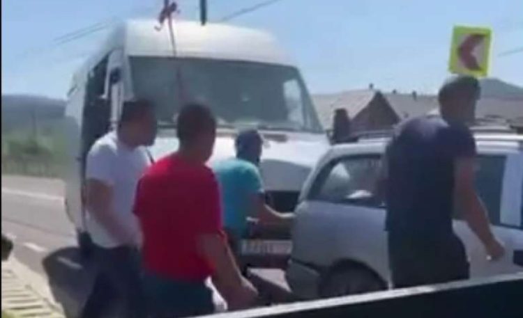 Accident în Petrova. Impact între un microbuz și un autoturism