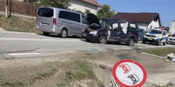 Mamă și doi copii ucraineni, răniți în accident la Câțcău