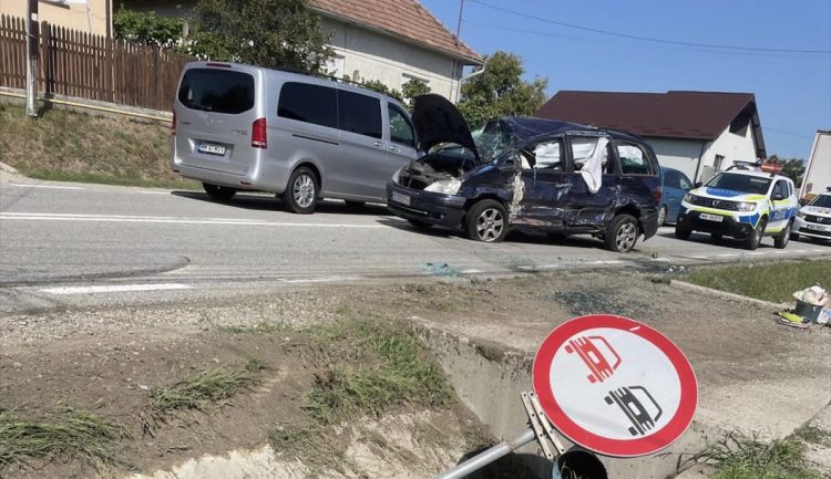 Mamă și doi copii ucraineni, răniți în accident la Câțcău