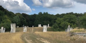 La noi și statuile plâng câteodată