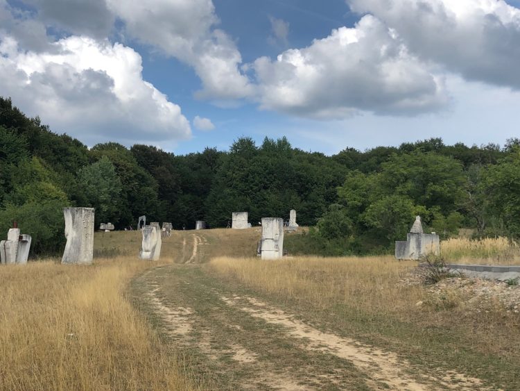 La noi și statuile plâng câteodată