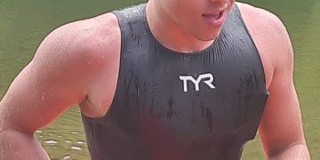 Luca Barbul din Seini, campion pentru al doilea an consecutiv în competiția de traversare înot a lacului Tarnița din Cluj