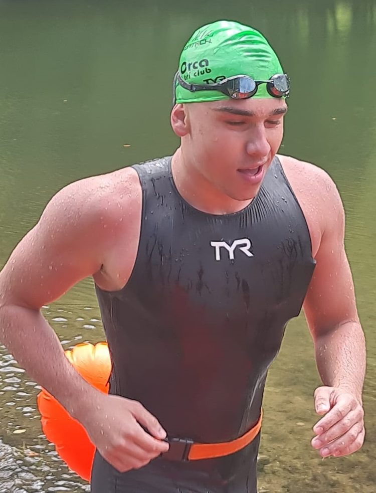 Luca Barbul din Seini, campion pentru al doilea an consecutiv în competiția de traversare înot a lacului Tarnița din Cluj