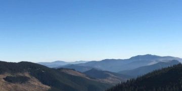 Incendiu de pădure în Munții Maramureșului. Se intervine cu o aeronavă specială aproape de Vișeu de Sus