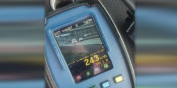 Bărbat prins cu 243 de km/oră. În mașină erau doi minori care nu erau în scaune dedicate, iar el nu purta centură