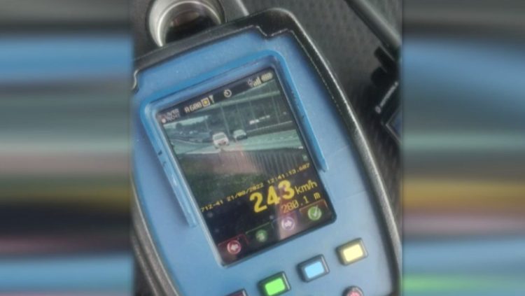 Bărbat prins cu 243 de km/oră. În mașină erau doi minori care nu erau în scaune dedicate, iar el nu purta centură