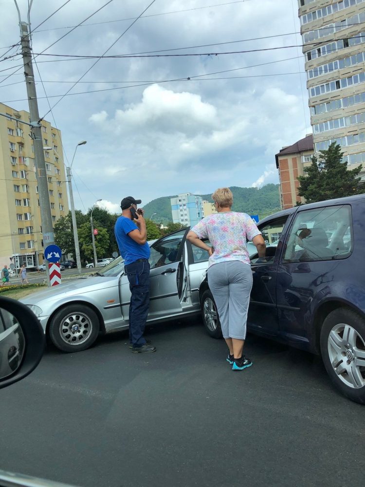 Impact în sensul de la Semilună: TRAFIC BLOCAT