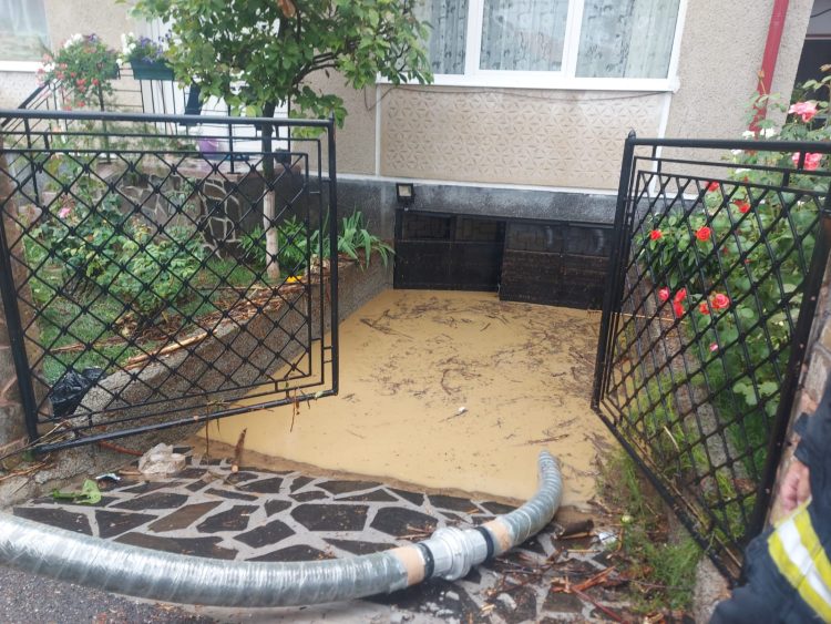 Inundații pe mai multe străzi din Baia Mare. Ruperea de nori a făcut prăpăd – galerie foto