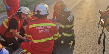 Zece persoane, între care mai mulţi copii, implicate într-un accident rutier