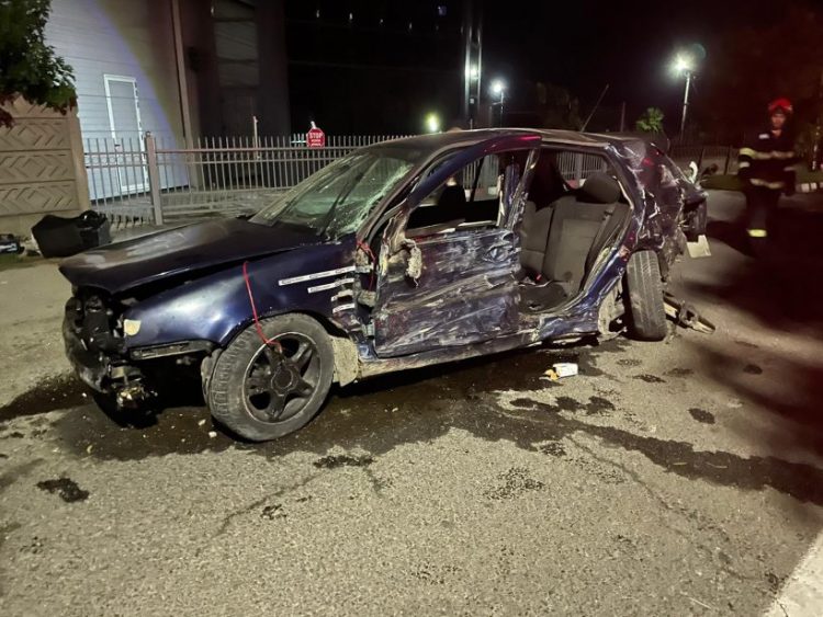 Un nou accident teribil. Două fete de 13 şi 16 ani au murit. Maşina în care se aflau era condusă de un minor