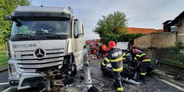 Încă un accident cumplit. Două persoane au murit pe loc după impactul dintre o mașină și un TIR