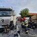 Încă un accident cumplit. Două persoane au murit pe loc după impactul dintre o mașină și un TIR