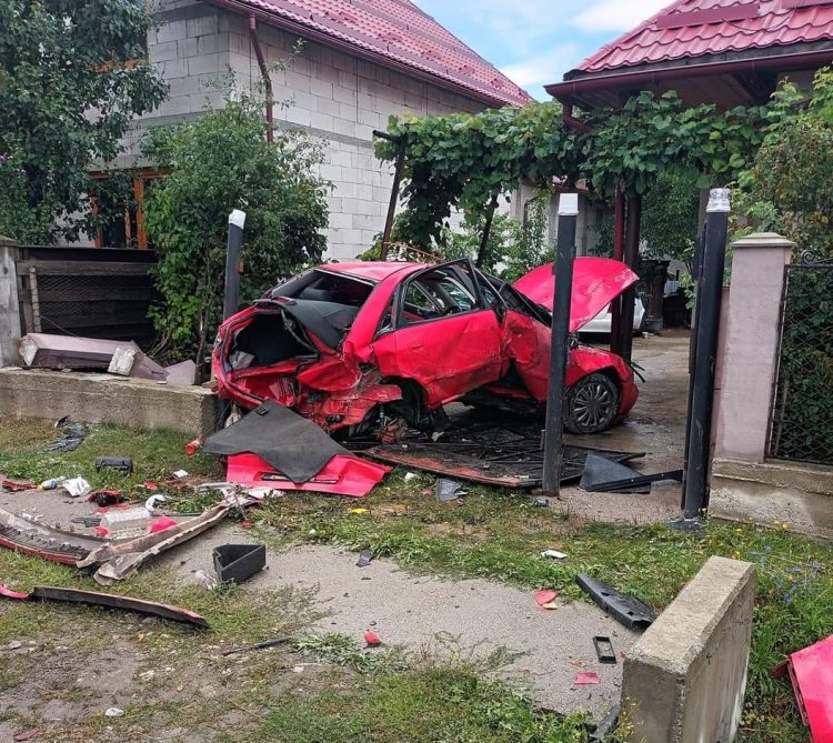 A distrus cu maşina un gard şi a ajuns în curtea unei case din Sarasău