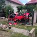A distrus cu maşina un gard şi a ajuns în curtea unei case din Sarasău
