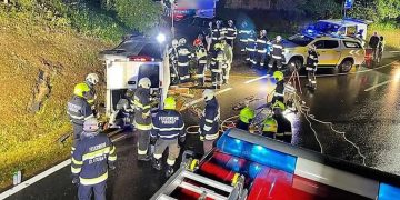 Teribil accident în Austria. Un microbuz cu români s-a răsturnat, o femeie a murit, alţi şase pasageri sunt răniţi