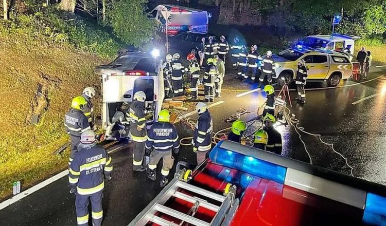 Teribil accident în Austria. Un microbuz cu români s-a răsturnat, o femeie a murit, alţi şase pasageri sunt răniţi