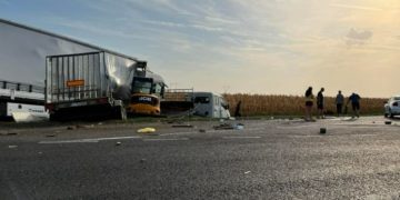 Accident cumplit: Un mort şi şase răniţi după ce un TIR şi o autoutilitară s-au ciocnit