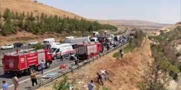 Accident șocant pe o autostradă din Turcia. Sunt cel puţin 16 morţi şi 21 de răniţi