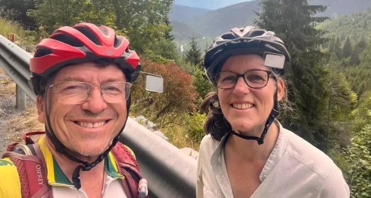 Doi turiști canadieni au primit Ro-Alert privind prezența unui urs în apropiere și au crezut că Rusia a invadat România