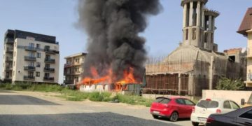 O biserică arde violent. Intervin zeci de pompieri